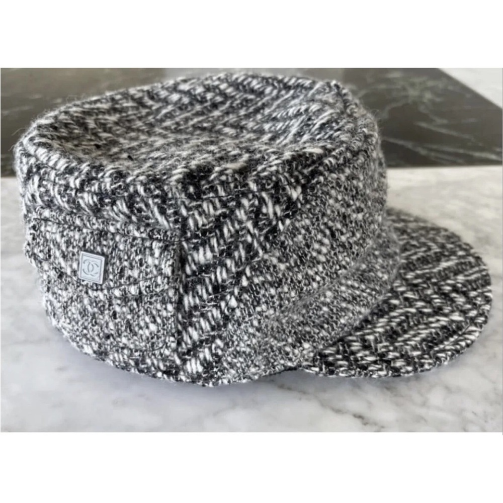 Chanel tweed cap black & white